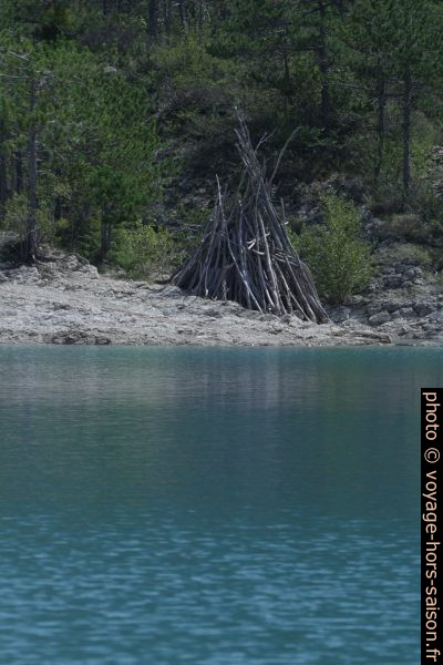 Une cabane de branches sur l'île au sud du Lac de Castillon. Photo © André M. Winter