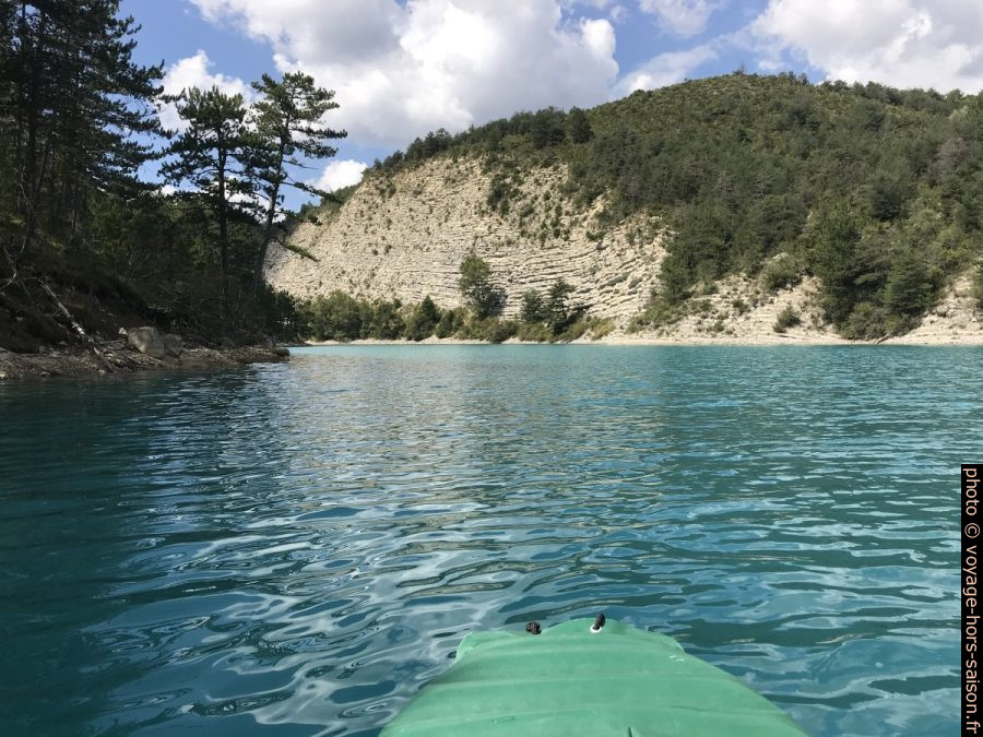 Nous sortons de la baie du ravin de Descouèle. Photo © Alex Medwedeff