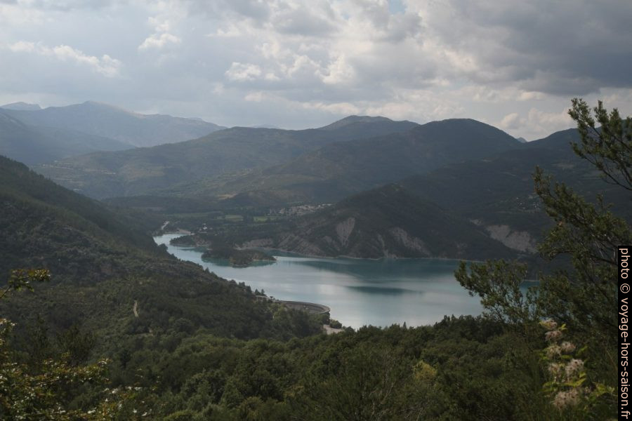 Vue sur le Lac de Castillon de la route de Demandolx. Photo © Alex Medwedeff