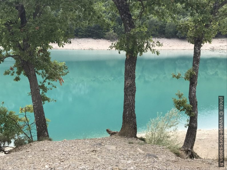 L'eau turquoise du Lac de Chaudanne. Photo © Alex Medwedeff