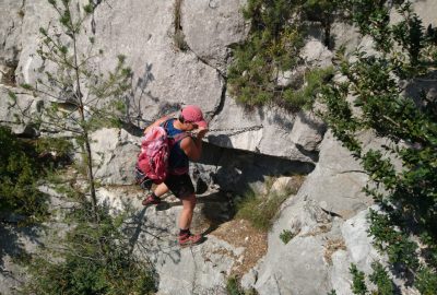 Alex passe la chaîne au-dessus d'une courte partie verticale. Photo © André M. Winter