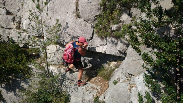 Alex passe la chaîne au-dessus d'une courte partie verticale. Photo © André M. Winter