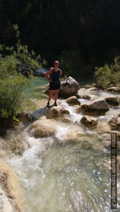 Alex sur le passage naturel sur l'Artuby. Photo © André M. Winter