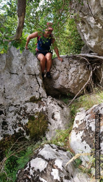 Alex passe sur des rochers. Photo © André M. Winter