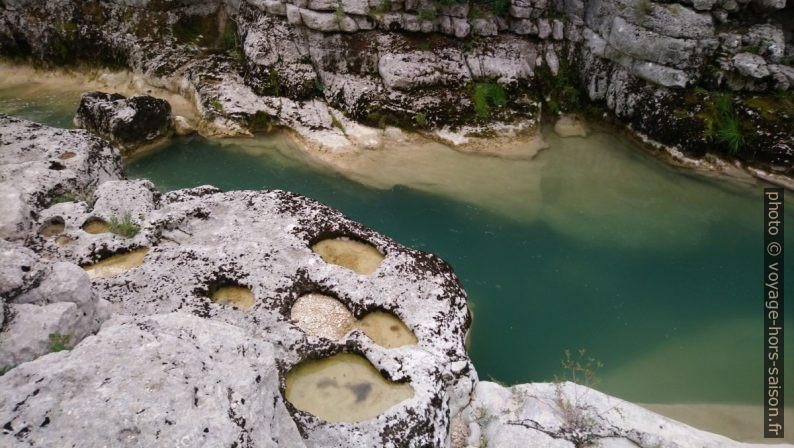 Plateau avec flaques dans des creux érodés. Photo © André M. Winter