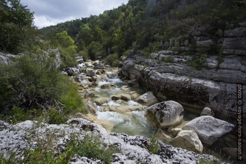 Passage de petites cascades sur l'Artuby. Photo © André M. Winter