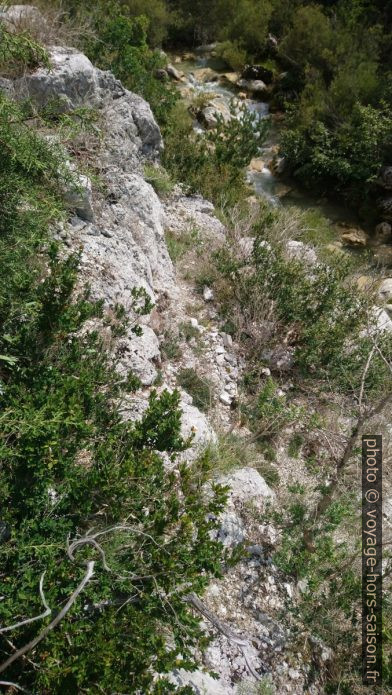 Suite de la marche rocheuse en terrain pentu. Photo © André M. Winter