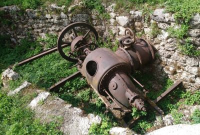 Ancienne turbine pour transformer la force de l'eau en force motrice. Photo © André M. Winter