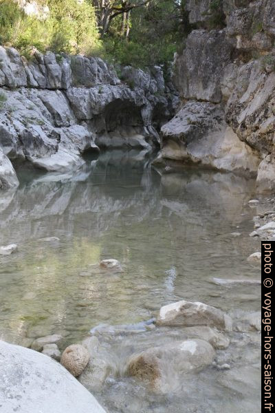 Au pied de l'eau dans les Gorges du Jabron. Photo © Alex Medwedeff