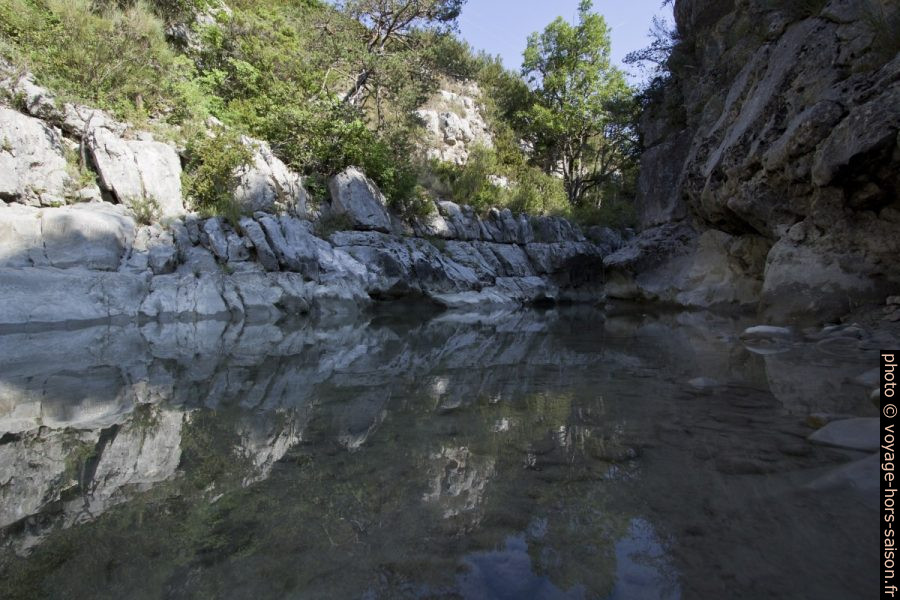 Partie resserrée des Gorges du Jabron sous la passerelle. Photo © André M. Winter