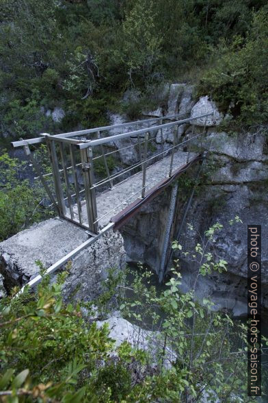 Passerelle dans les Gorges du Jabron. Photo © André M. Winter