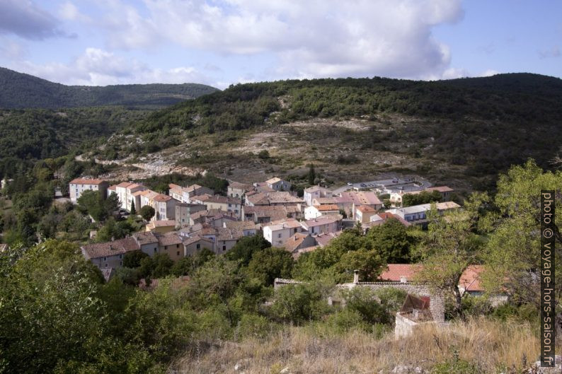 Comps-sur-Artuby vu de la colline des chapelles. Photo © André M. Winter