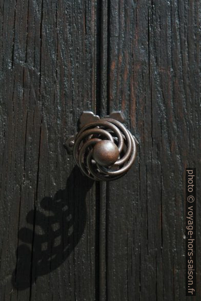 Poignée de porte de la Chapelle St. Didier. Photo © Alex Medwedeff