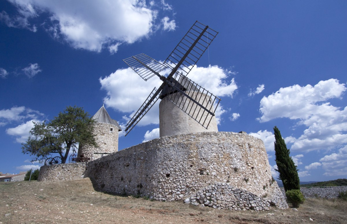 Les moulins de Régusse. Photo © André M. Winter
