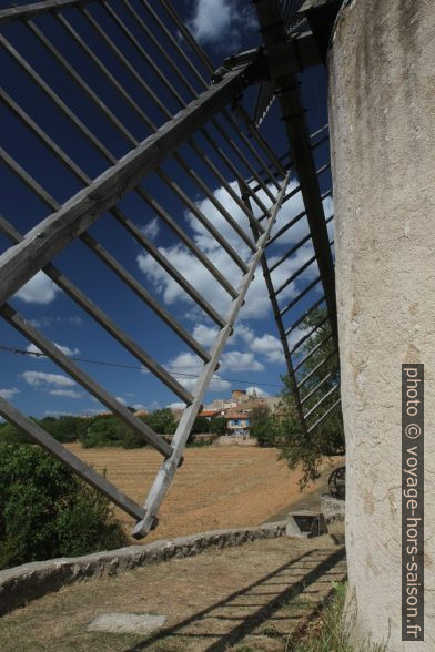 Ailes d'un des moulins de Régusse. Photo © Alex Medwedeff