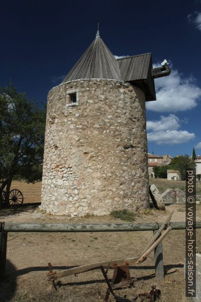 Le moulins sans ailes de Régusse. Photo © Alex Medwedeff