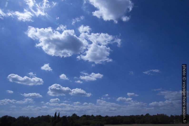 Le ciel bleu et quelques nuages. Photo © André M. Winter