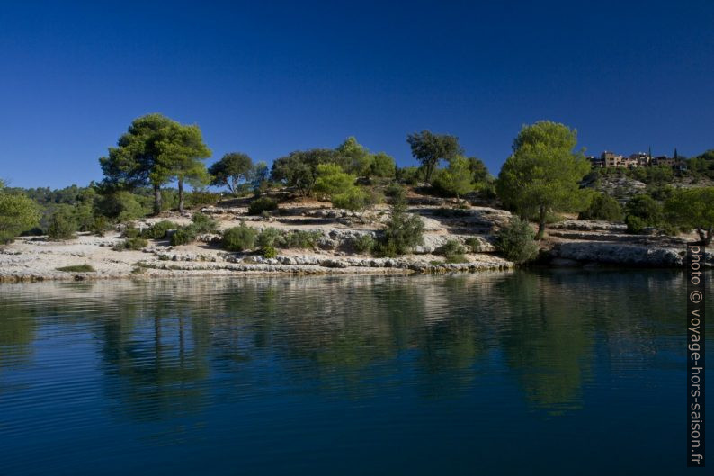 Côte rocheuse au nord-est du Lac d'Esparron. Photo © Alex Medwedeff