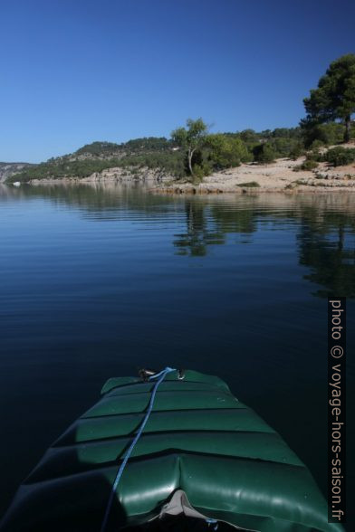 En canoë gonflable sur le Lac d'Esparron. Photo © Alex Medwedeff