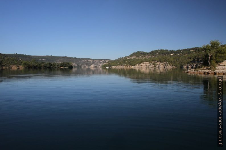 Le Lac d'Esparron vu de l'est. Photo © Alex Medwedeff