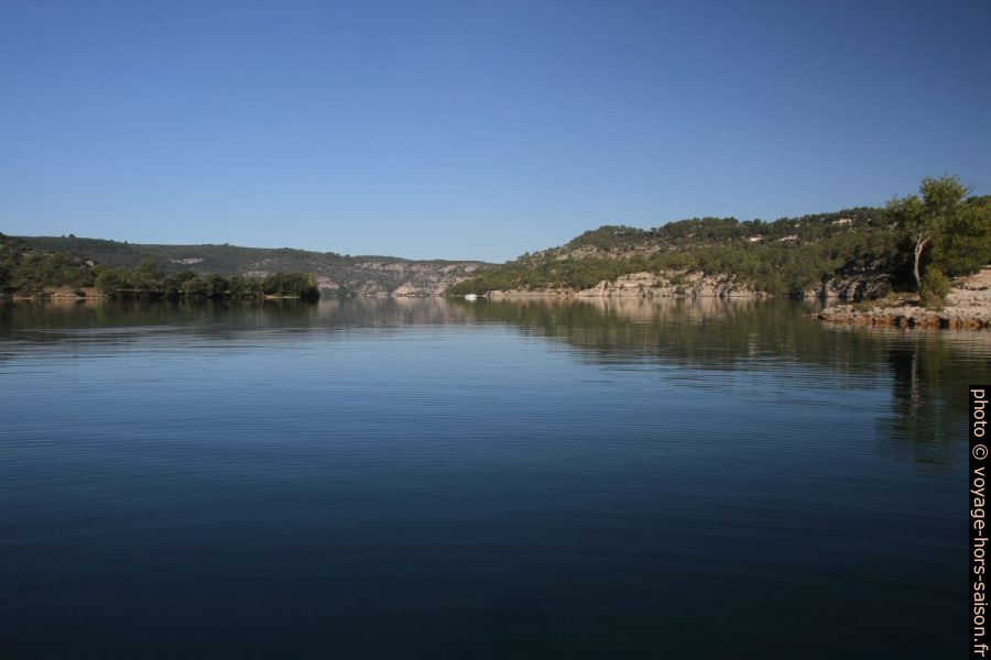 Le Lac d'Esparron vu de l'est. Photo © Alex Medwedeff