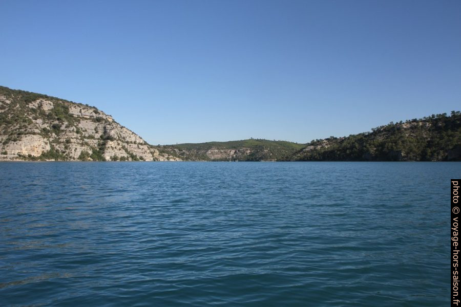 Vue du canoë vers la parte nord-ouest du Lac d'Esparron. Photo © Alex Medwedeff