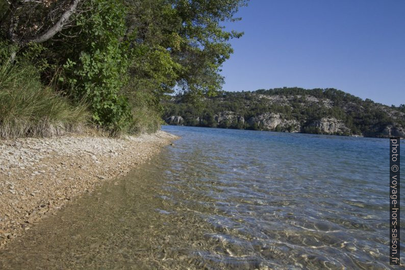 Côte ouest de la Baie de la Barade. Photo © André M. Winter