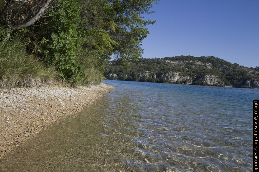 Côte ouest de la Baie de la Barade. Photo © André M. Winter