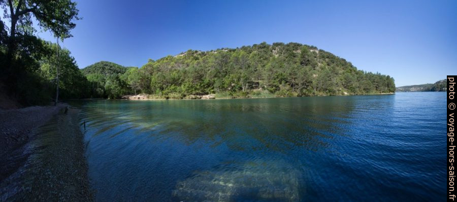 Baie de la Barade vue de la côte est. Photo © André M. Winter