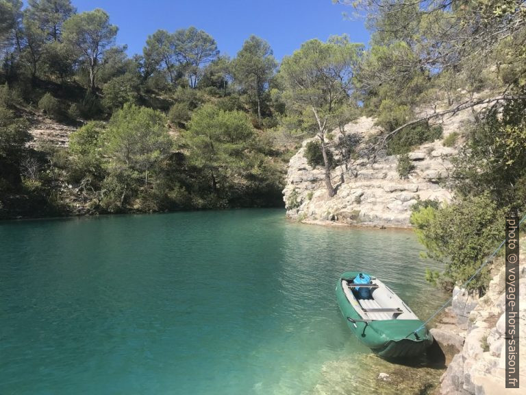 Notre canoë sur la rive nord du Lac d'Esparron. Photo © Alex Medwedeff