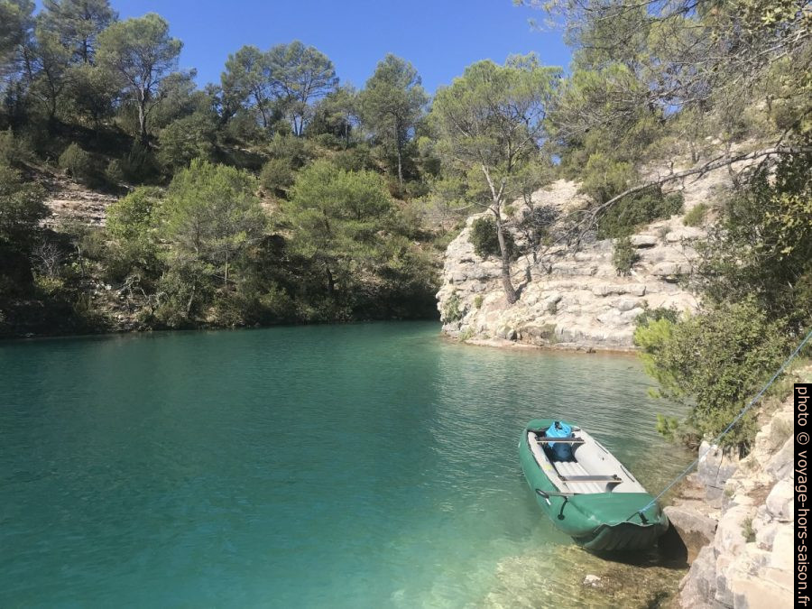 Notre canoë sur la rive nord du Lac d'Esparron. Photo © Alex Medwedeff