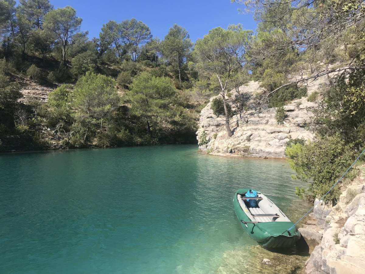 Notre canoë sur la rive nord du Lac d'Esparron. Photo © Alex Medwedeff