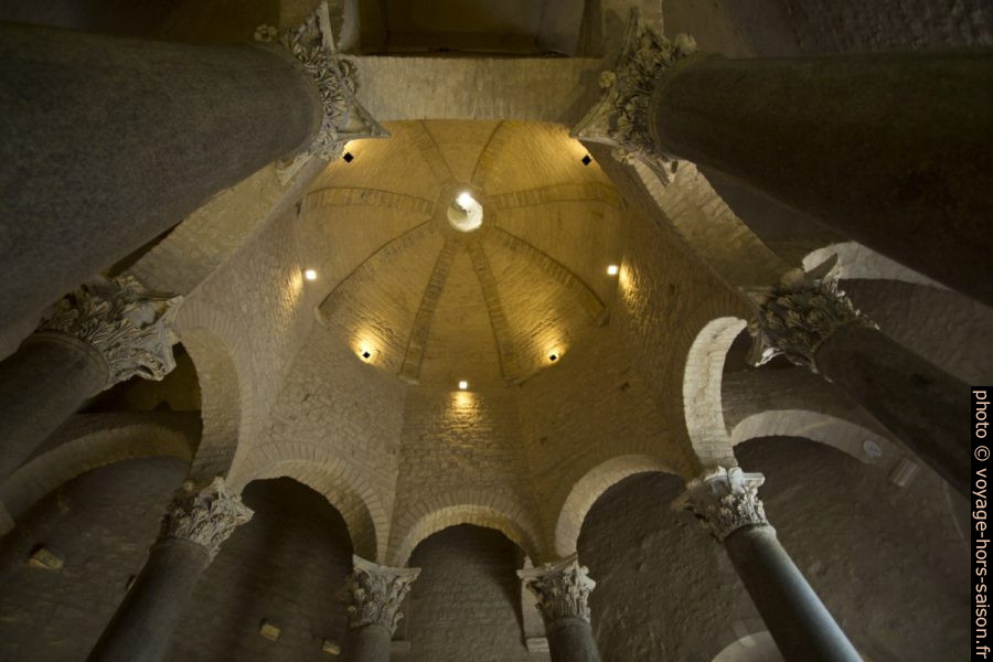 Coupole du baptistère de Riez. Photo © André M. Winter