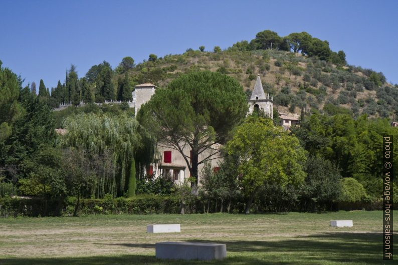 Vue vers le centre-ville de Riez. Photo © Alex Medwedeff