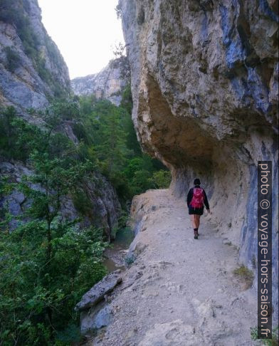 Chemin creusé dans la paroi rocheuse. Photo © André M. Winter