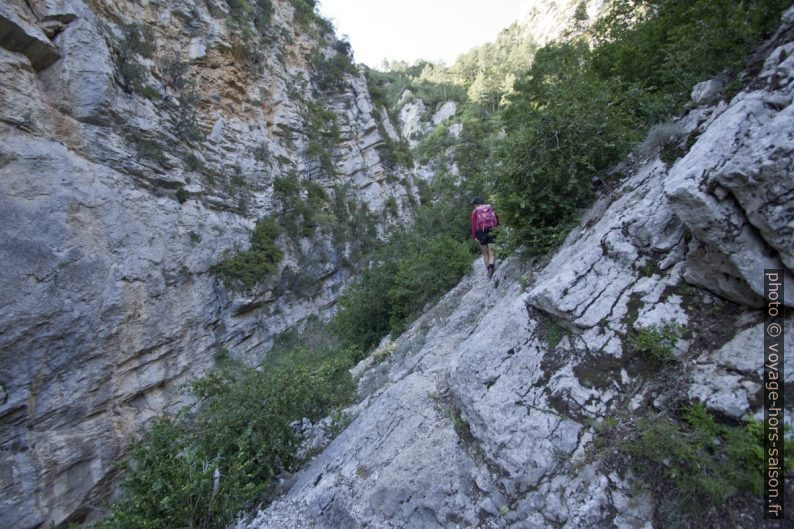 Chemin étroit sur roche en pente. Photo © André M. Winter