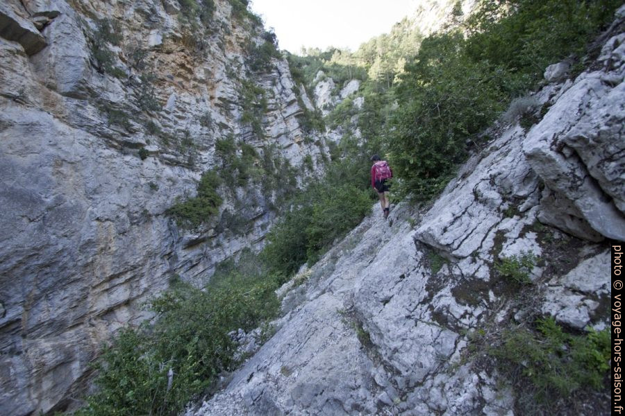 Chemin étroit sur roche en pente. Photo © André M. Winter