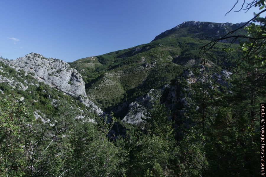 Vue vers la Montagne de Beynes. Photo © André M. Winter