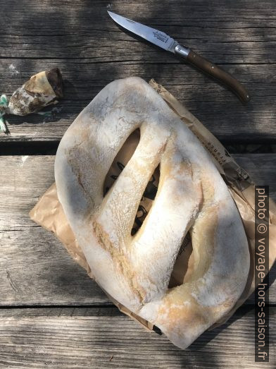 Fougasse achetée au marché de Digne. Photo © Alex Medwedeff