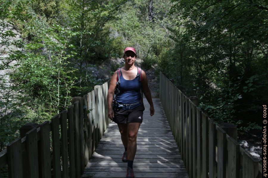 Alex sur la passerelle sur le torrent du Vallon de St. Vincent. Photo © André M. Winter