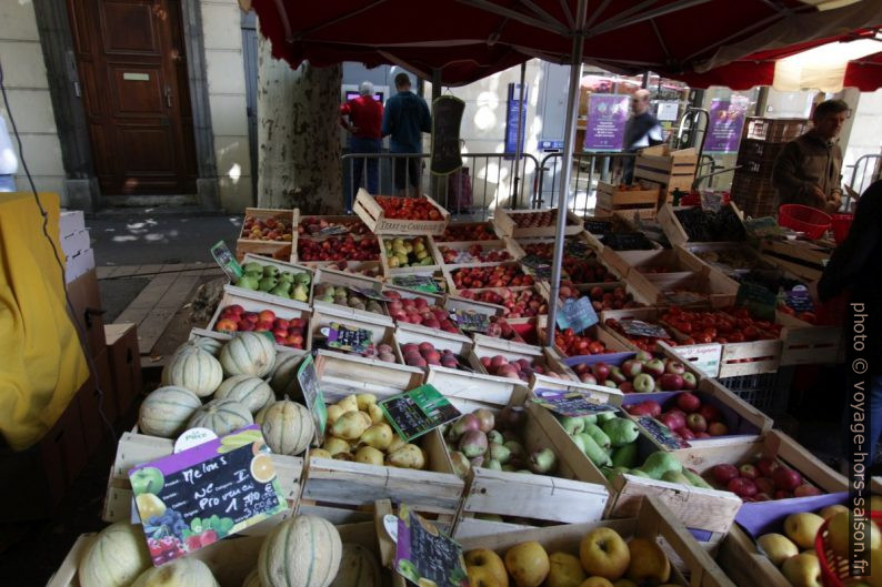 Fruits étalés au marché de Digne. Photo © André M. Winter