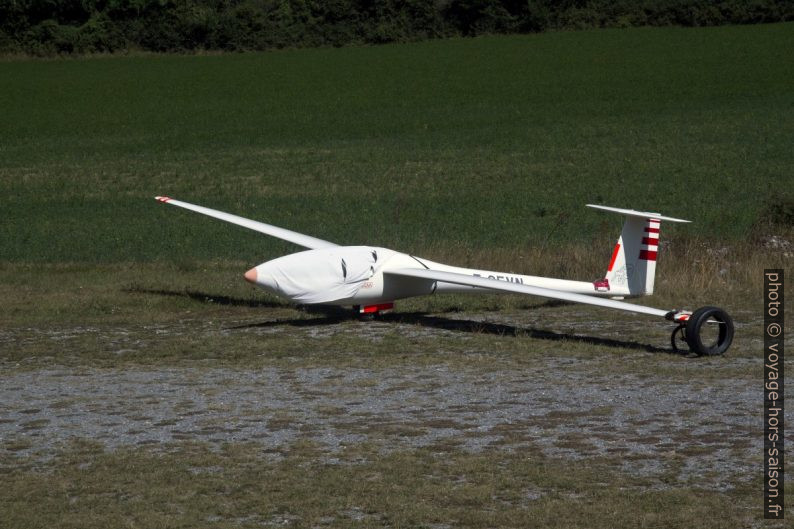 Planeur stationné sur l'aérodrome de Seyne. Photo © André M. Winter