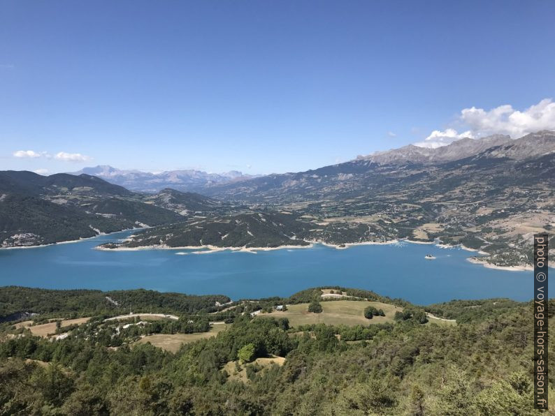 Vue sur le Lac de Serre-Ponçon. Photo © Alex Medwedeff