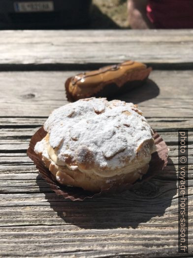 Un Paris-Brest et un éclair café. Photo © Alex Medwedeff