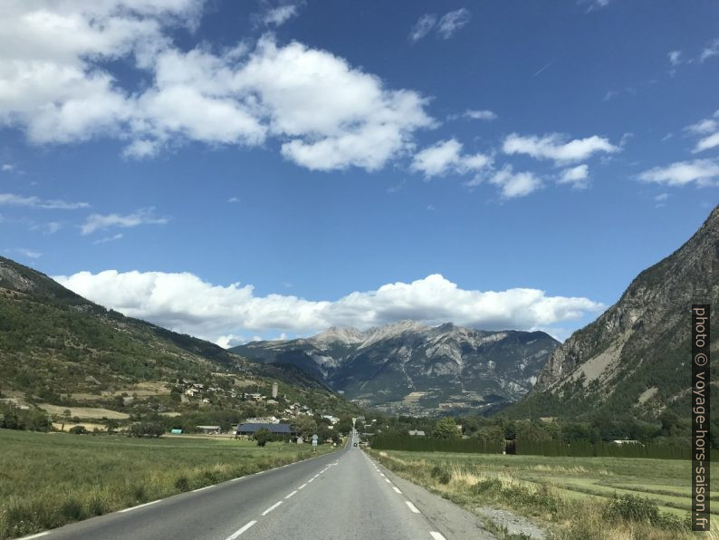 Crête des Crousas vue de la N94 à St.-Clément-sur-Durance. Photo © Alex Medwedeff