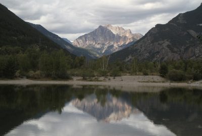 Vue par dessus le lac des Fonds de Rame sur le Montbrison. Photo © Alex Medwedeff