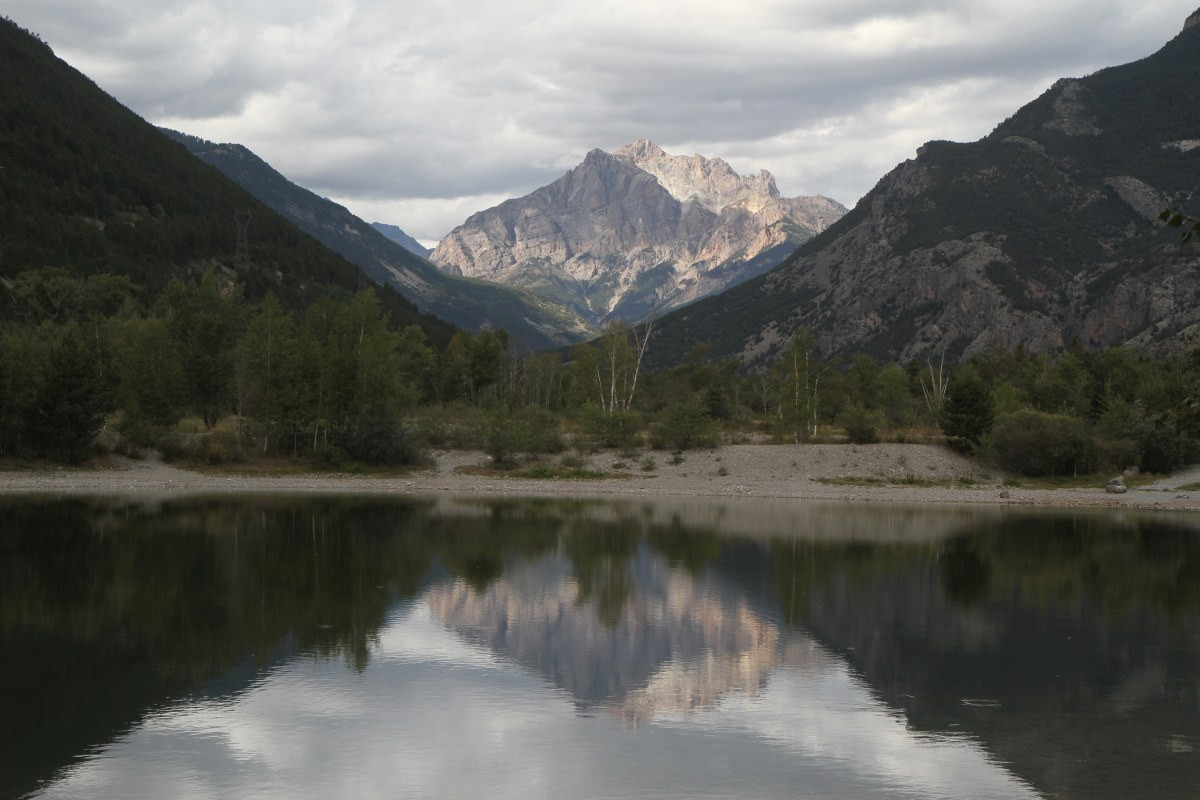 Vue par dessus le lac des Fonds de Rame sur le Montbrison. Photo © Alex Medwedeff