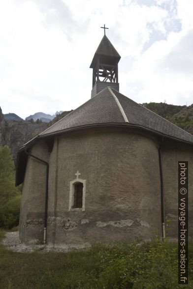 L'abside et le petit clocher de la Chapelle de Rame. Photo © Alex Medwedeff