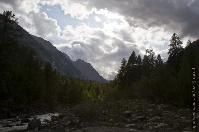 Vue vers le haut Fournel. Photo © Alex Medwedeff