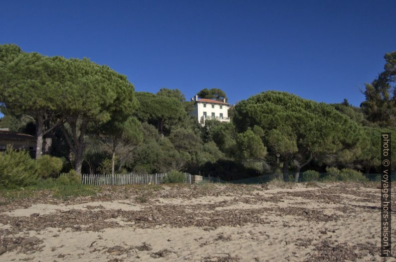 Ancienne villa au-dessus de la Plage du Débarquement. Photo © André M. Winter